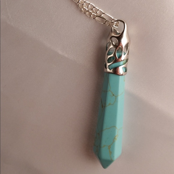 Turquoise and silver pointy pendant in a chain. - Picture 4 of 8